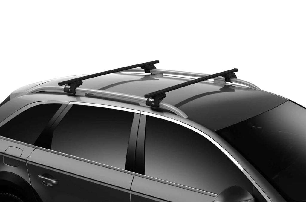 Voiture avec barres de toit longitudinales grises et transversales noires pour montage de tente de toit, conseillée pour véhicules.