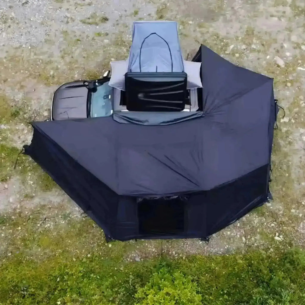 Vue aérienne d'un auvent autonome noir à 360° avec LEDs intégrées, fixé au véhicule, pour précommande en 2025.