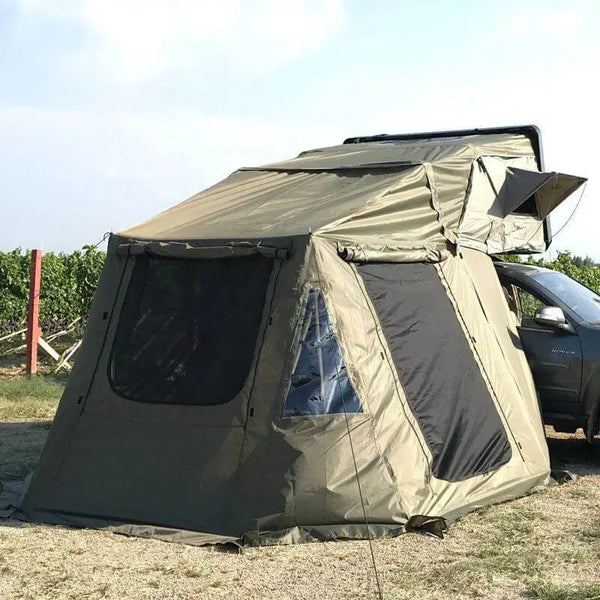 Tente de toit avec coque rigide pour 5 personnes et annexe, idéale pour le camping en plein air, fixée à un véhicule SUV.