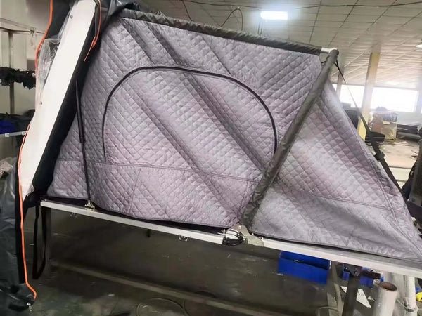 Isolation thermique d'hiver pour tente de toit rigide, doublure matelassée, présentée dans un montage d'installation, conçue pour 4-5 personnes.
