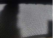 Gros plan de la texture du matelas en fibre de bambou anti-condensation sous la lumière du soleil.