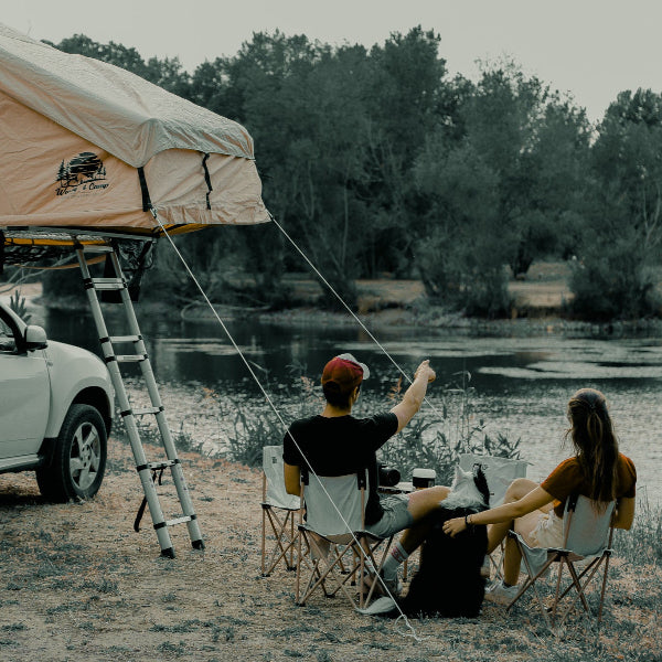 tente de toit souple sur SUV 4x4 avec couple en vacance dans le sud de la france montpellier 34000 en location 
