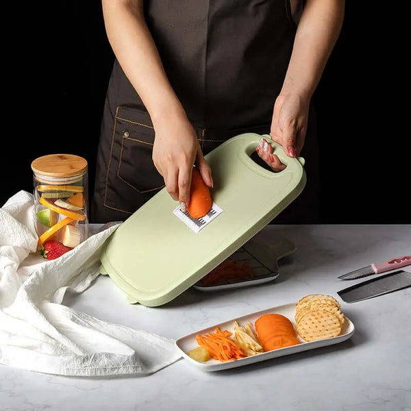 Une personne utilisant une planche à découper multitâche 9-en-1 pour le camping, avec des fruits et des légumes sur la table.